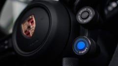 Mit diesem Button am Lenkrad wird die Getriebesimulation aktiviert.