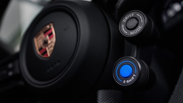 Mit diesem Button am Lenkrad wird die Getriebesimulation aktiviert.