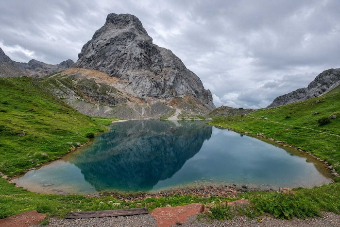 Über dem Lesachtal liegt der Wolayersee, welcher von der beeindruckenden Bergwelt der Karnischen ...
