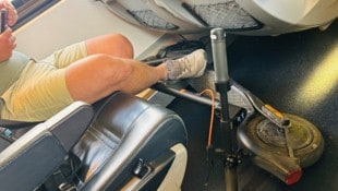 Kein Sitzplatz frei, weil übergroße E-Scooter oft mit ins Zugabteil genommen werden