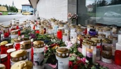 Ein Kerzen- und Blumenmeer sowie Briefe erinnern vor der Mittelschule an das Mordopfer.