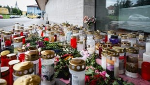 Ein Kerzen- und Blumenmeer sowie Briefe erinnern vor der Mittelschule an das Mordopfer.