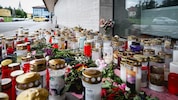 Ein Kerzen- und Blumenmeer sowie Briefe erinnern vor der Mittelschule an das Mordopfer.