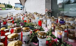 Ein Kerzen- und Blumenmeer sowie Briefe erinnern vor der Mittelschule an das Mordopfer.
