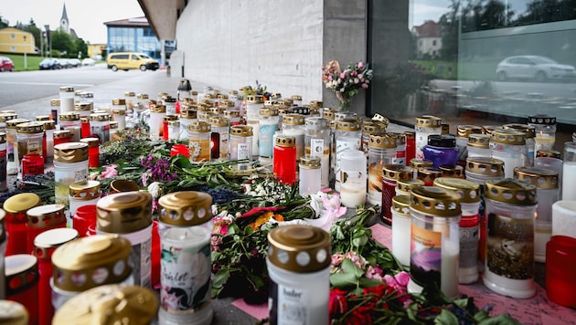 Ein Kerzen- und Blumenmeer sowie Briefe erinnern vor der Mittelschule an das Mordopfer.