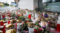 Ein Kerzen- und Blumenmeer sowie Briefe erinnern vor der Mittelschule an das Mordopfer.