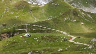 Die verletzte 19-Jährige wurde vom Rettungshubschrauber Martin 1 geborgen.