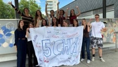 Weiße Fahne: In der 5CHW der WIMO schafften alle Schüler der Klasse die Reifeprüfung.