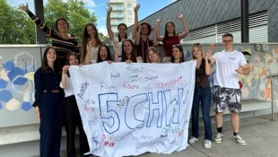 Weiße Fahne: In der 5CHW der WIMO schafften alle Schüler der Klasse die Reifeprüfung.
