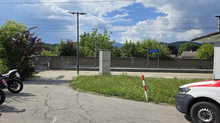 Die Pkw-Lenkerin fuhr an dieser Stelle versehentlich auf die Bahngleise auf.