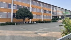 Über ein Kellerfenster hatten sich die jugendlichen Einbrecher Zutritt zum Gebäude verschafft.