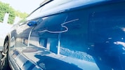 Unbekannte Täter beschädigten gleich fünf Fahrzeuge auf dem Gelände eines Autohauses. ...