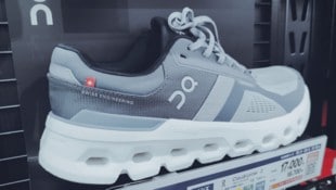 Das Schweizer Kreuz und die Aufschrift „Swiss Engineering“ werden in Asien auf die Schuhe genäht ...