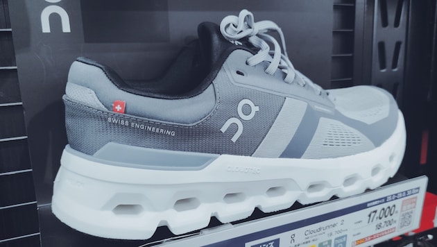 Das Schweizer Kreuz und die Aufschrift „Swiss Engineering“ werden in Asien auf die Schuhe genäht ...