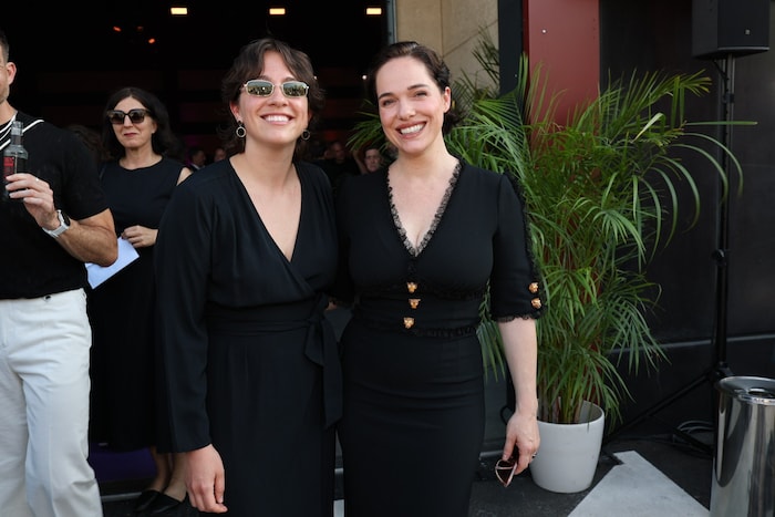 Judith und Verena Altenberger erschienen im wenig sommerlichen Schwarz.