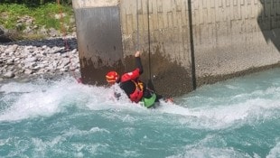 Die beiden 29-Jährigen konnten das Boot noch selbstständig verlassen und sich ans Ufer retten. ...