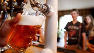 Bier trinken und gleich auch für zu Hause einkaufen – in Nordirland ist das nun möglich. 