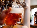 Heineken warnt davor, dass in den Pubs in Zukunft weniger Bier getrunken werden könnte.