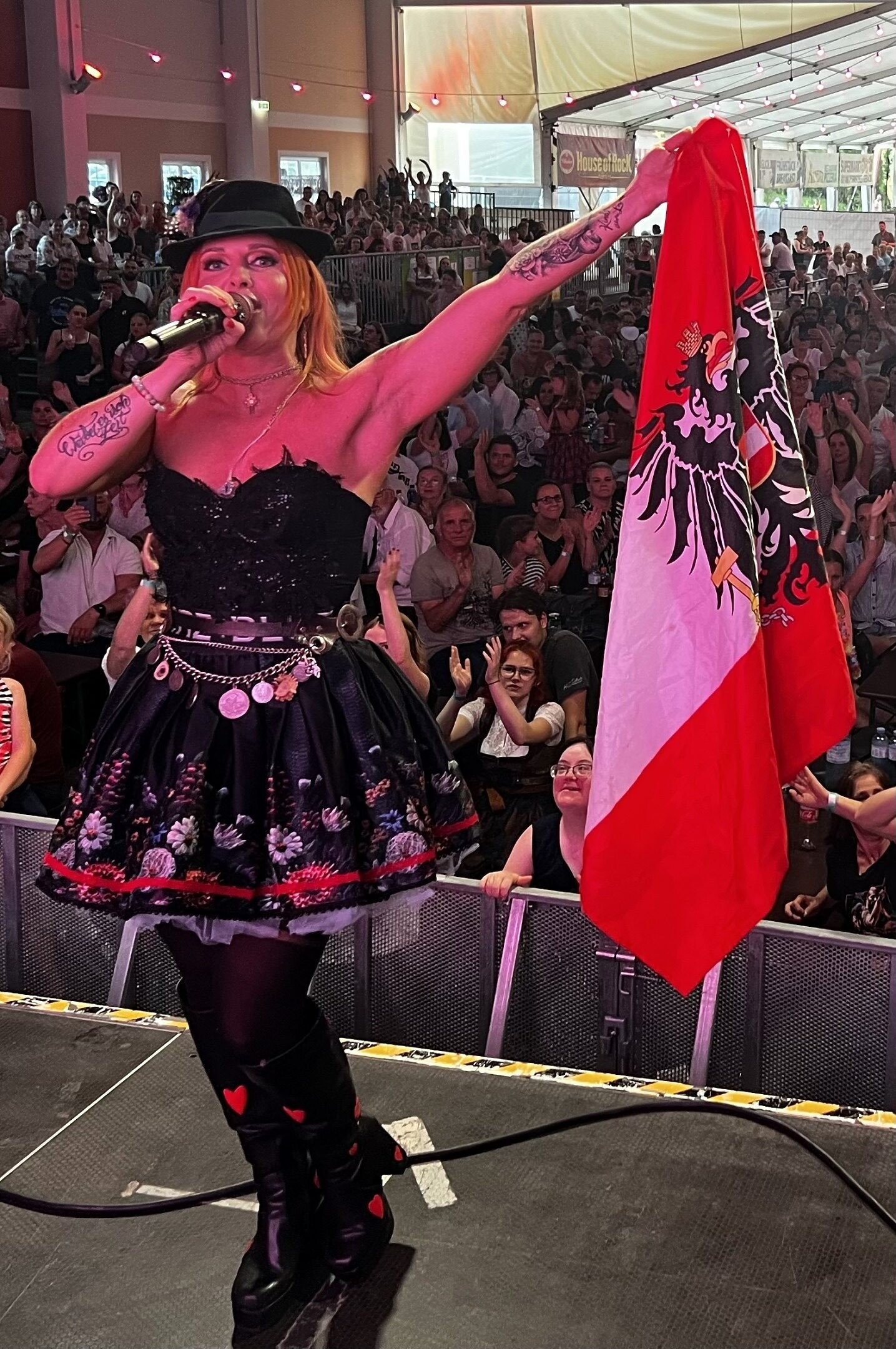 Partyqueen Hannah sorgt für Stimmung.