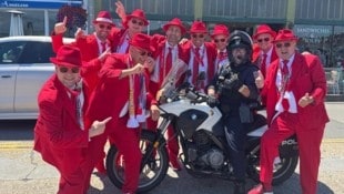 Auch dieser Polizist wollte ein Bild mit den Red Hot Austrian Fans.