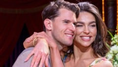 So süß und so verliebt bei der Hochzeit von Lilis Bruder in Düsseldorf: Dominik Thiem und Lili ...