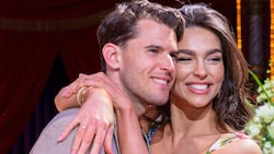 So süß und so verliebt bei der Hochzeit von Lilis Bruder in Düsseldorf: Dominik Thiem und Lili ...
