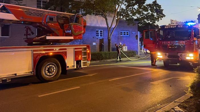 Die Wiener Berufsfeuerwehr stand mit sechs Fahrzeugen und 27 Mann im Einsatz.