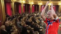 Auch Norwegens Parlament ließ sich vom Wikinger-Jubel anstecken – Erling Haaland (r.) wird‘s ...