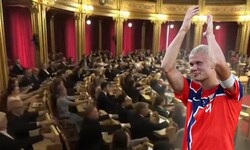 Auch Norwegens Parlament ließ sich vom Wikinger-Jubel anstecken – Erling Haaland (r.) wird‘s ...