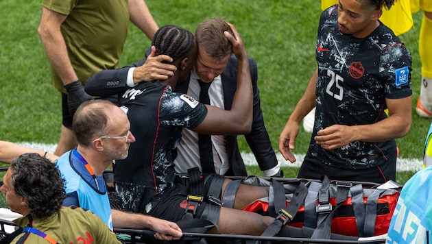 Kone wurde von Trainer Marsch umarmt.