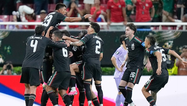 Mexico defeats South Korea.