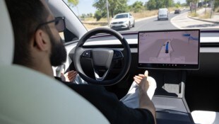 Damit Teslas Fahrassistenzsystem in der EU zugelassen werden kann, ist eine qualifizierte ...