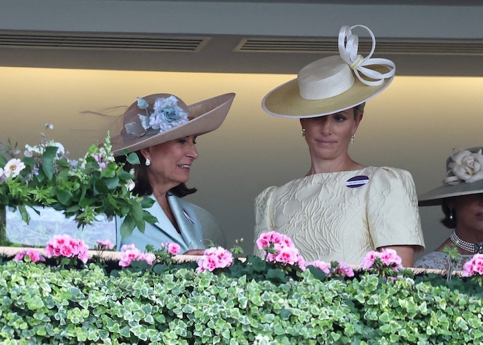 Carole Middleton im Gespräch mit Zara Tindall