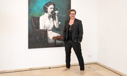 Mit „Leave The Future Behind“ tauchen die Salzkammergutfestwochen im Gmundner K-Hof Museum in ...