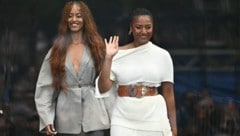Die Obama-Töchter Malia und Sasha überraschten mit einem gemeinsamen Auftritt bei der Eröffnung ...