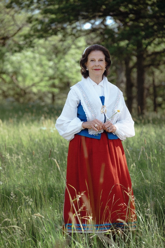 Auf den Bildern mit einer einzelnen Margerite in der Hand, sieht man die Öland-Tracht der ...