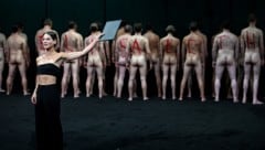 „Maria Stuart“ – 30 nackte Männer und sonst nicht boten 2021 den Rahmen für Bibiana Beglau als ...
