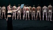 „Maria Stuart“ – 30 nackte Männer und sonst nicht boten 2021 den Rahmen für Bibiana Beglau als ...