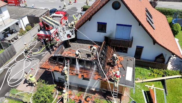 Das Carport wurde komplett zerstört, das Wohnhaus konnte gerettet werden.