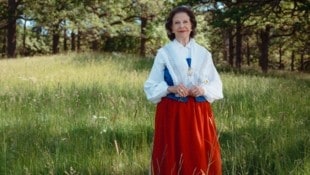 Königin Silvia posiert zum 50. Jahrestag mit einer Margerite in der Hand, umgeben von einer ...