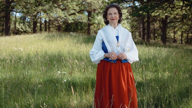 Königin Silvia posiert zum 50. Jahrestag mit einer Margerite in der Hand, umgeben von einer ...