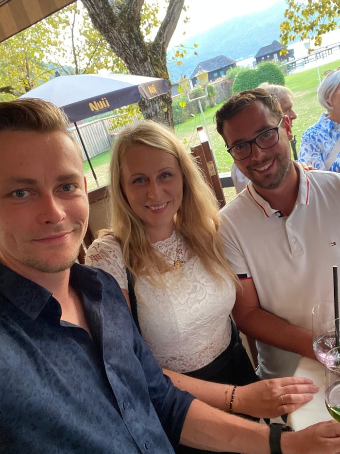 Beraten wird Benjamin (links) von seiner Schwester Katrin und ihrem Partner Marc.