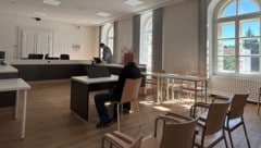 Der alte Schwerverbrecher wartete im Gerichtssaal geduldig auf den Beginn des Verfahrens
