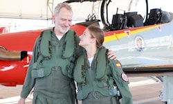 Spaniens König Felipe VI. und Kronprinzessin Leonor heben gemeinsam an Bord von zwei Pilatus ...