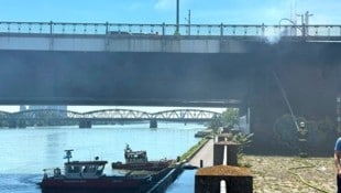 Das Feuer auf der Floridsdorfer Brücke löste einen Großeinsatz aus.