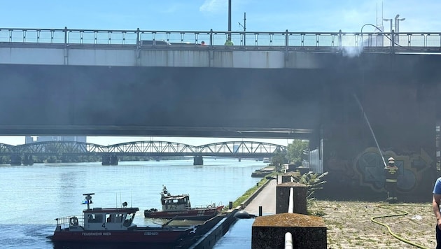Das Feuer auf der Floridsdorfer Brücke löste einen Großeinsatz aus.