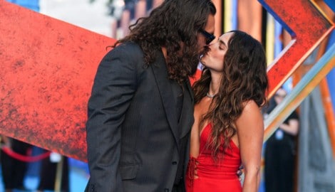 Liebes-Show am Red Carpet: Jason Momoa mit seiner Freundin Adria Adjona