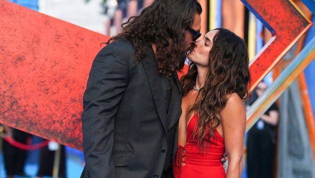 Liebes-Show am Red Carpet: Jason Momoa mit seiner Freundin Adria Adjona