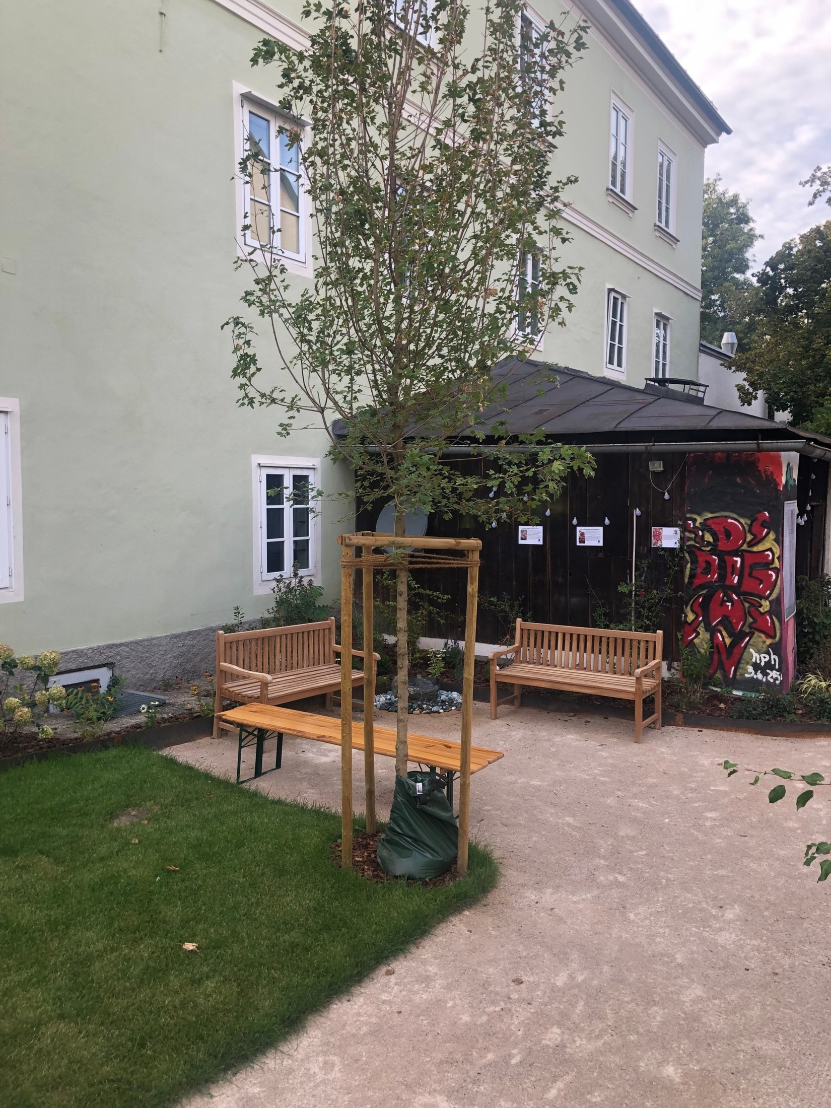 Grün, kühl, Sitzgelegenheiten zum Ausruhen an Hitzetagen: Das Refugium in St. Egid.