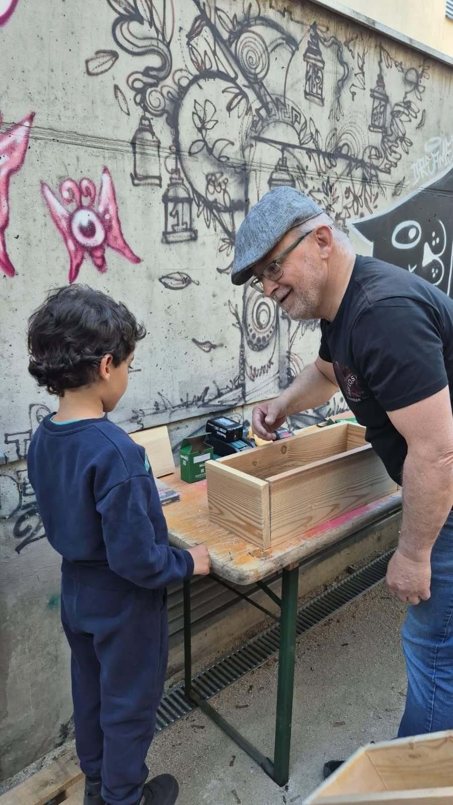 Harald Jost beim Bauen von Pflanzkistln.